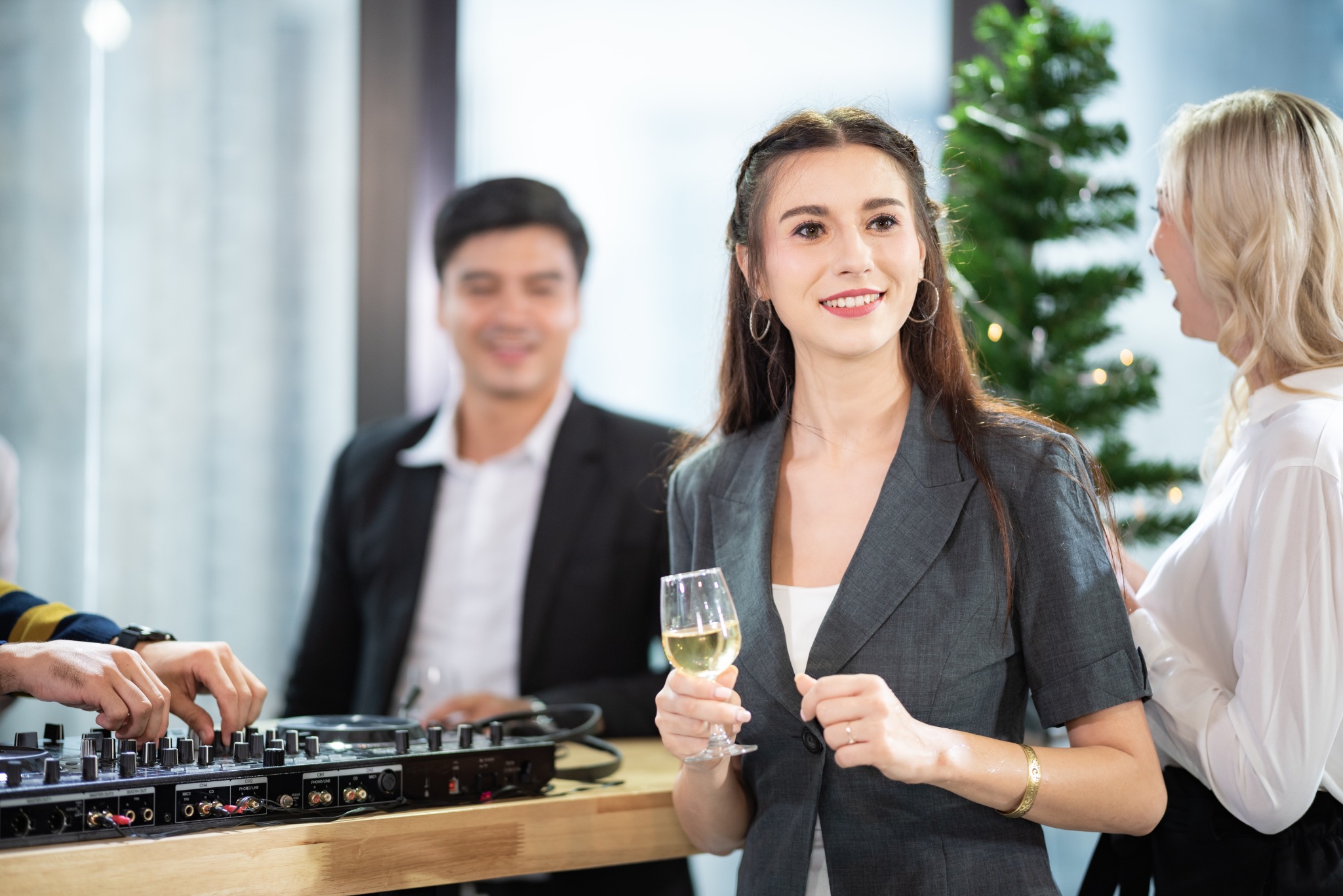 Équipe corporative autour du DJ